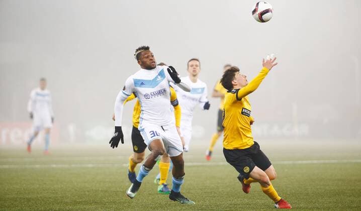 08.12.2016 Stade de Suisse Bern , SCHWEIZ , Saison 2016 2017 Herren UEFA Europa League Gruppenphase BSC Young Boys Bern - FC Astana Junior Kabananga (li,Astana) gegen Linus Obexer (Young Boys) 