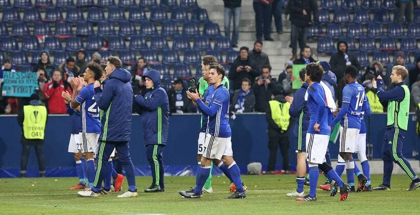 SOCCER - UEFA EL, RBS vs Schalke SALZBURG,AUSTRIA,08.DEC.16 - SOCCER - UEFA Europa League, group stage, Red Bull Salzburg vs FC Schalke 04. Image shows players of FC Schalke 04 after the game. GEPAxpictures xThomasxBachun