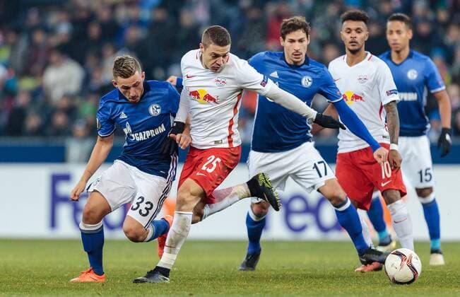 08.12.2016, Red Bull Arena, Salzburg, AUT, UEFA EL, FC Red Bull Salzburg vs Schalke 04, Gruppe I, im Bild Donis Avdijaj (FC Schalke 04), Josip Radosevic (FC Red Bull Salzburg), Benjamin Stambouli (FC Schalke 04), Valentino Lazaro (FC Red Bull Salzburg) during the UEFA Europa League group I match between FC Red Bull Salzburg and Schalke 04 at the Red Bull Arena in Salzburg, Austria on 2016 12 08. Salzburg EX_JFK