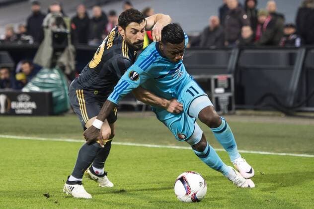 (L-R) Sener Ozbayrakli of Fenerbahce SK, Eljero Elia of Feyenoordduring the Europa League group A match between Feyenoord and Fenerbahce SK on December 08, 2016 at the Kuip stadium in Rotterdam, The Netherlands. Feyenoord v Fenerbahce SK UEFA Europa League 2016 2017 xVIxGerritxvanxKeulenxIVx 6729642