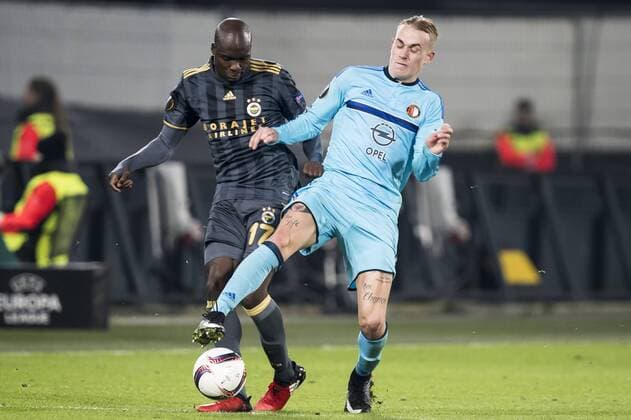 (L-R) Moussa Sow of Fenerbahce SK, Rick Karsdorp of Feyenoordduring the Europa League group A match between Feyenoord and Fenerbahce SK on December 08, 2016 at the Kuip stadium in Rotterdam, The Netherlands. Feyenoord v Fenerbahce SK UEFA Europa League 2016 2017 xVIxGerritxvanxKeulenxIVx 6729670