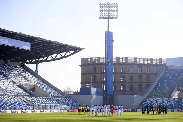 Genk s players and Sassuolo s players pictured before the start of a soccer game between Italian Club U.S. Sassuolo Calcio and Belgian team KRC Genk in Parma, Italy, Friday 09 December 2016, the sixth and last game of the group stage of the Europa League competition, in Group F. The match was scheduled for yesterday, but it was postponed due to heavy fog. YORICKxJANSENS  x04994425x