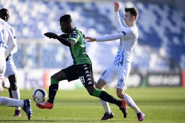 Sassuolo s Claud Adjapong and Genk s Brian Heynen fight for the ball during a soccer game between Italian Club U.S. Sassuolo Calcio and Belgian team KRC Genk in Parma, Italy, Friday 09 December 2016, the sixth and last game of the group stage of the Europa League competition, in Group F. The match was scheduled for yesterday, but it was postponed due to heavy fog. YORICKxJANSENS  x04994464x