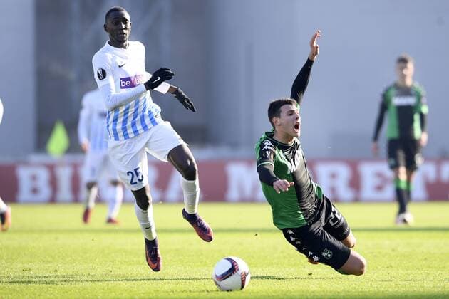 Genk s Wilfried Onyinye Ndidi and Sassuolo s Luca Mazzitelli fight for the ball during a soccer game between Italian Club U.S. Sassuolo Calcio and Belgian team KRC Genk in Parma, Italy, Friday 09 December 2016, the sixth and last game of the group stage of the Europa League competition, in Group F. The match was scheduled for yesterday, but it was postponed due to heavy fog. YORICKxJANSENS  x04994472x