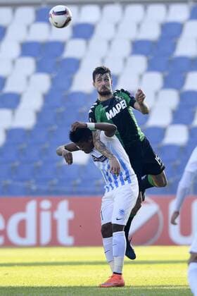 Genk s Leon Bailey and Sassuolo s Francesco Acerbi fight for the ball during a soccer game between Italian Club U.S. Sassuolo Calcio and Belgian team KRC Genk in Parma, Italy, Friday 09 December 2016, the sixth and last game of the group stage of the Europa League competition, in Group F. The match was scheduled for yesterday, but it was postponed due to heavy fog. YORICKxJANSENS  x04994475x