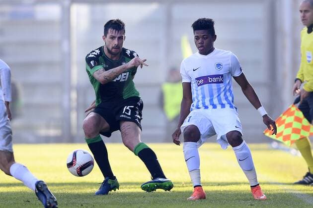 Sassuolo s Francesco Acerbi and Genk s Leon Bailey fight for the ball during a soccer game between Italian Club U.S. Sassuolo Calcio and Belgian team KRC Genk in Parma, Italy, Friday 09 December 2016, the sixth and last game of the group stage of the Europa League competition, in Group F. The match was scheduled for yesterday, but it was postponed due to heavy fog. YORICKxJANSENS  x04994476x