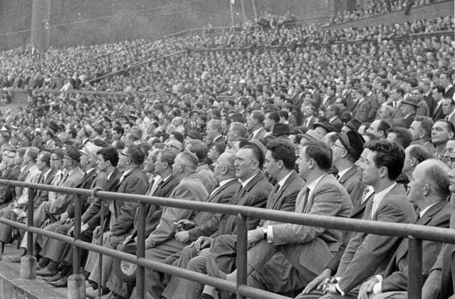 Fußball, Stadiongeschichte Wuppertaler SV Regionalliga West , Wuppertaler SV - Fortuna Düsseldorf 4:0 , 19.04.1964 , Blick in die Zuschauer, die mit Anzug und Krawatte auf der Tribüne sitzen HM