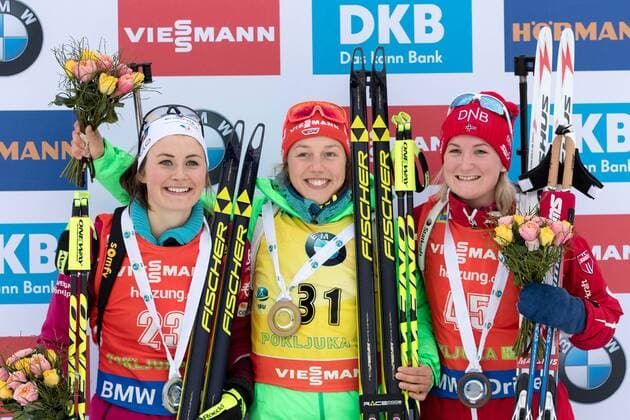 Bilder des Tages - SPORT BIATHLON - IBU WC Pokljuka POKLJUKA,SLOVENIA,09.DEC.16 - BIATHLON - IBU World Cup, 7,5km sprint, women, award ceremony. Image shows Justine Braisaz (FRA), Laura Dahlmeier (GER) and Marte Olsbu (NOR). GEPAxpictures xMaticxKlansek