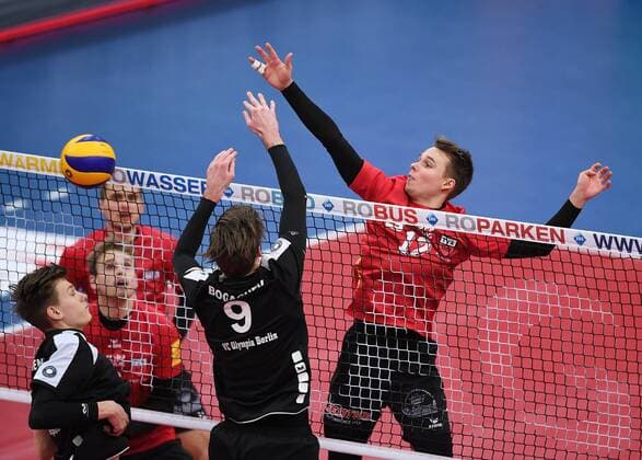 Volleyball 1. Bundesliga Saison 2016 2017 09.12.2016 TV Rottenburg - VCO Berlin Phillip Trenkler (re, TV Rottenburg) gegen Egor Bogachev (Mitte, VCO Berlin) 