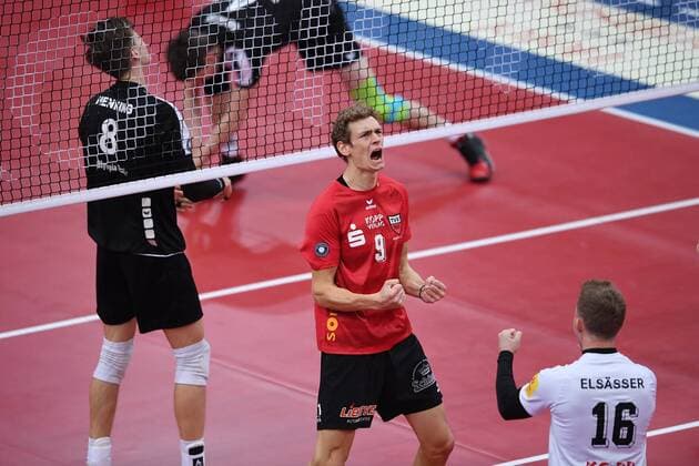 Volleyball 1. Bundesliga Saison 2016 2017 09.12.2016 TV Rottenburg - VCO Berlin JUBEL TV Rottenburg; Lars Wilmsen (Mitte) und Johannes Elsaesser (re) 