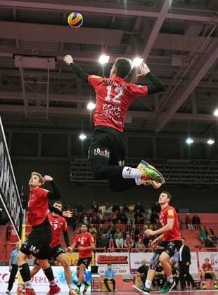 Volleyball 1. Bundesliga Saison 2016 2017 09.12.2016 TV Rottenburg - VCO Berlin Phillip Trenkler (oben, TV Rottenburg) 