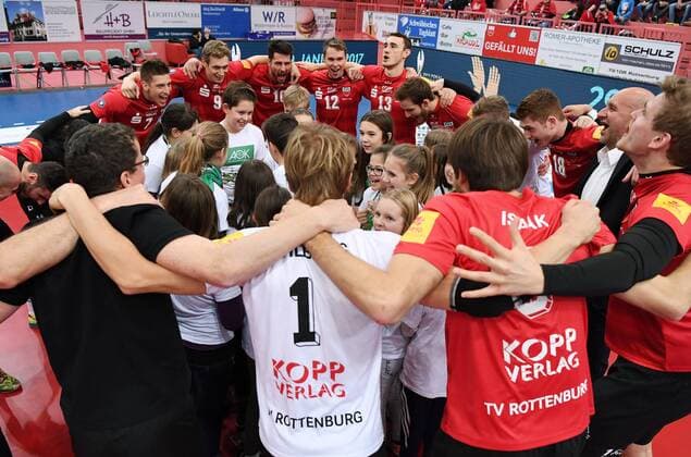 Volleyball 1. Bundesliga Saison 2016 2017 09.12.2016 TV Rottenburg - VCO Berlin Teamkreis TV Rottenburg vor dem Spiel mit Einlaufkindern 