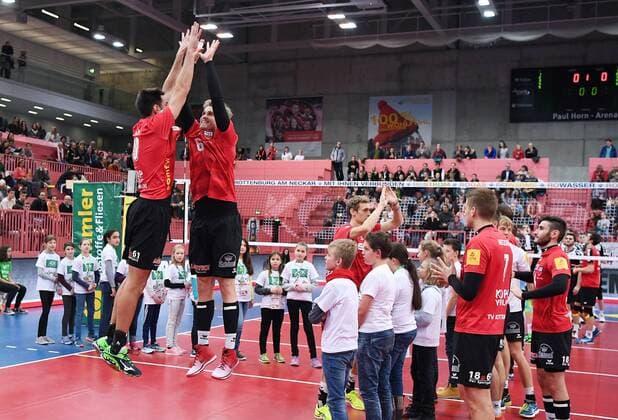 Volleyball 1. Bundesliga Saison 2016 2017 09.12.2016 TV Rottenburg - VCO Berlin Teamvorstellung Rottenburg; Abklatschen Ferenc Nemeth (li) und Friederich Nagel 