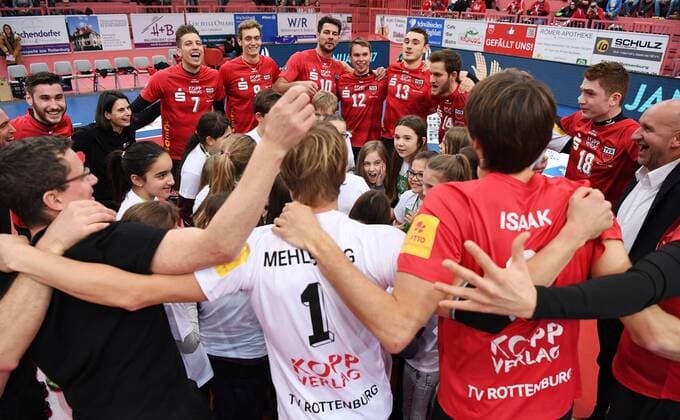 Volleyball 1. Bundesliga Saison 2016 2017 09.12.2016 TV Rottenburg - VCO Berlin Teamkreis TV Rottenburg vor dem Spiel mit Einlaufkindern 