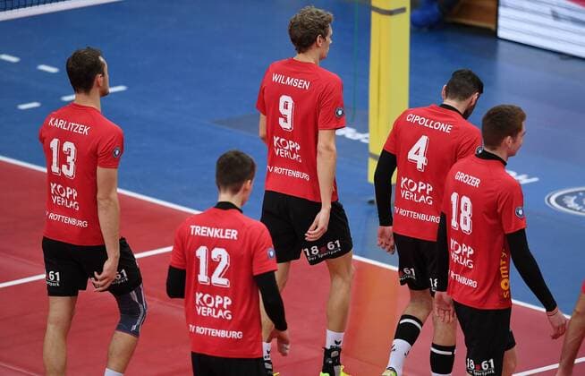 Volleyball 1. Bundesliga Saison 2016 2017 09.12.2016 TV Rottenburg - VCO Berlin Enttaeuschung TV Rottenburg; Moritz Karlitzek, Phillip Trenkler, Lars Wilmsen, Federico Cipollone und Tim Grozer (v.li.) 