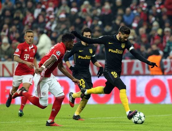 Fussball, Champions League, Gruppenspiele, Gruppenphase, Saison 2016 2017, Herren, Deutschland, 06.12.2016, FC Bayern München - Atletico Madrid, Club Atletico de Madrid 1-0, v.l. Aktion, Zweikampf, Spielszene, action, David Alaba, FC Bayern München, Yannick Ferreira-Carrasco, Atletico Madrid, xklausxschillingerx