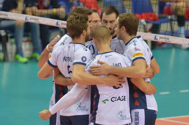 10.12.2016, xtkx, Volleyball 1.Bundesliga Herren, United Volleys - SVG Lueneburg, emspor, v.l. Adam Kocian (Lueneburg) , Cody Kessel (Lueneburg) , Rüsselsheim