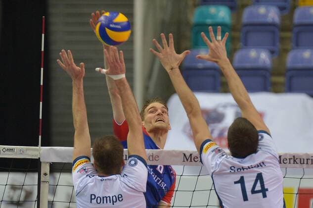 10.12.2016, xtkx, Volleyball 1.Bundesliga Herren, United Volleys - SVG Lueneburg, emspor, v.l. Matthias Pomps (Lueneburg) , Michel Schlien (Luenburg) , Christian Duennes (United Volleys) , Rüsselsheim