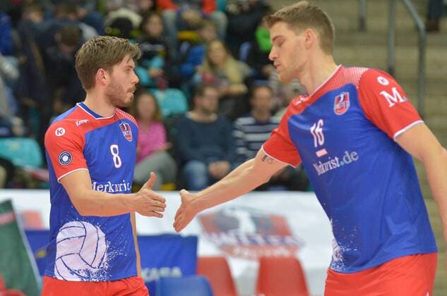 10.12.2016, xtkx, Volleyball 1.Bundesliga Herren, United Volleys - SVG Lueneburg, emspor, v.l. Jan Klobucar (United Volleys) , Christian Duennes (United Volleys) , Rüsselsheim