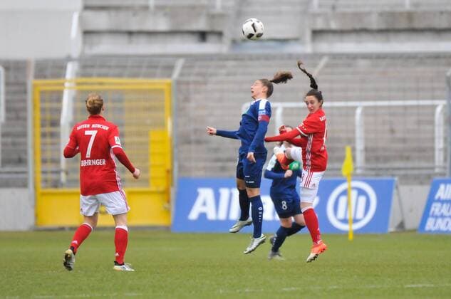 Lisa Evans (FC Bayern Muenchen), Felicitas Rauch (Turbine Potsdam) München, Deutschland, 11.12.2016, Frauenfußball, FC Bayern München - Turbine Potsdam, xKLx