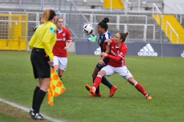 Gina Lewandowski (FC Bayern Muenchen), E. Aigbogun (Turbine Potsdam) München, Deutschland, 11.12.2016, Frauenfußball, FC Bayern München - Turbine Potsdam, xKLx