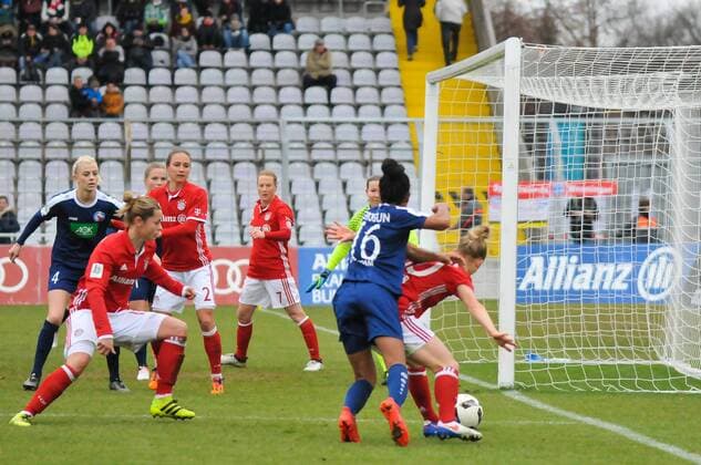 E. Aigbogun (Turbine Potsdam), Leonie Maier (FC Bayern Muenchen, Leo Maier) München, Deutschland, 11.12.2016, Frauenfußball, FC Bayern München - Turbine Potsdam, xKLx