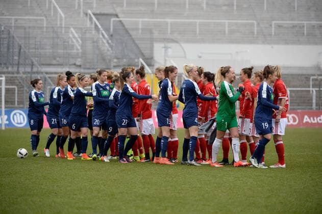Teams bei der Begruessung, FC Bayern Muenchen Frauen vs 1. FFC Turbine Potsdam, 11.12.16