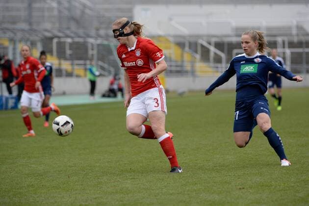 Stefanie Van der Gragt (FC Bayern Muenchen - Frauenfussball), Sarah Zadrazail (1. FFC Turbine Potsdam), v.li., Aktion, FC Bayern Muenchen Frauen vs 1. FFC Turbine Potsdam, 11.12.16