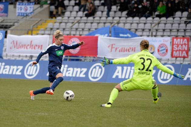 Svenja Huth (1. FFC Turbine Potsdam), Tinja Riikka Korpela Torfrau (FC Bayern Muenchen - Frauenfussball), v.li., Aktion, FC Bayern Muenchen Frauen vs 1. FFC Turbine Potsdam, 11.12.16