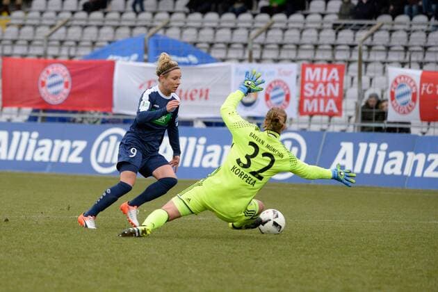 Svenja Huth (1. FFC Turbine Potsdam), Tinja Riikka Korpela Torfrau (FC Bayern Muenchen - Frauenfussball), v.li., Aktion, FC Bayern Muenchen Frauen vs 1. FFC Turbine Potsdam, 11.12.16