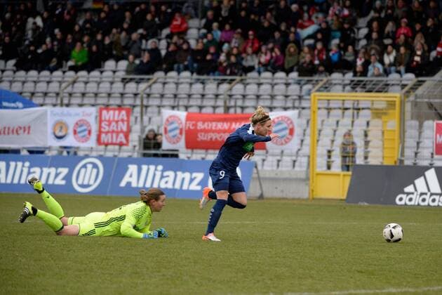 Tinja Riikka Korpela Torfrau (FC Bayern Muenchen - Frauenfussball), Svenja Huth (1. FFC Turbine Potsdam), v.li., Aktion, FC Bayern Muenchen Frauen vs 1. FFC Turbine Potsdam, 11.12.16