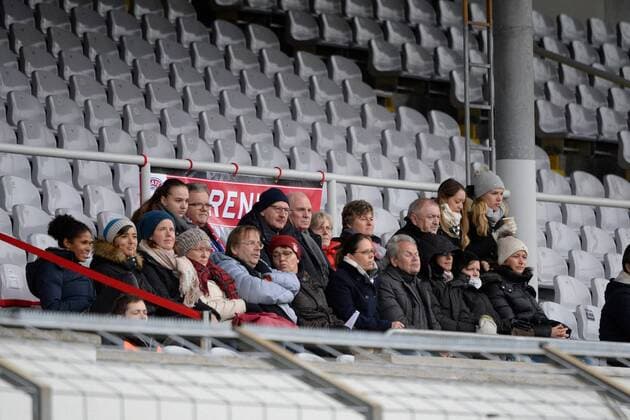 Uli Hoeness, Praesident, FC Bayern Muenchen mit Ehefrau aös Zuschauer, mitte, FC Bayern Muenchen Frauen vs 1. FFC Turbine Potsdam, 11.12.16