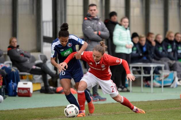 Eseosa Aigbogun(1. FFC Turbine Potsdam), Gina Lewandowski (FC Bayern Muenchen - Frauenfussball), v.li., Aktion, FC Bayern Muenchen Frauen vs 1. FFC Turbine Potsdam, 11.12.16