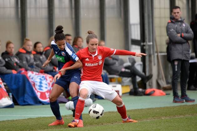 Eseosa Aigbogun(1. FFC Turbine Potsdam), Gina Lewandowski (FC Bayern Muenchen - Frauenfussball), v.li., Aktion, FC Bayern Muenchen Frauen vs 1. FFC Turbine Potsdam, 11.12.16