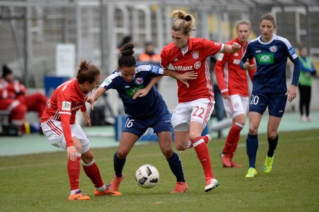 Gina Lewandowski (FC Bayern Muenchen - Frauenfussball), Eseosa Aigbogun(1. FFC Turbine Potsdam), Verena Faisst (FC Bayern Muenchen - Frauenfussball), v.li., Aktion, FC Bayern Muenchen Frauen vs 1. FFC Turbine Potsdam, 11.12.16