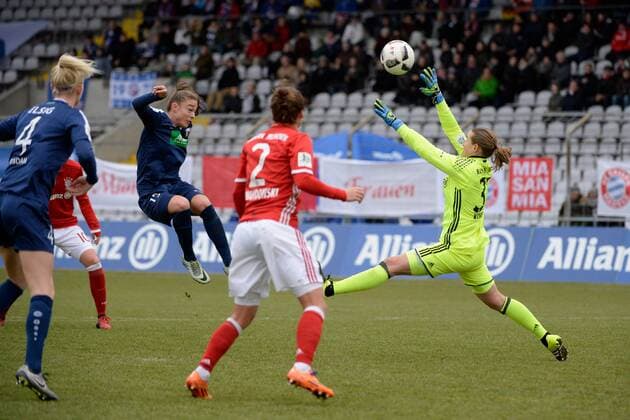 Johanna Elsig (1. FFC Turbine Potsdam), Felicitas Rauch (1. FFC Turbine Potsdam), Gina Lewandowski (FC Bayern Muenchen - Frauenfussball), Tinja Riikka Korpela Torfrau (FC Bayern Muenchen - Frauenfussball), v.li., Aktion, FC Bayern Muenchen Frauen vs 1. FFC Turbine Potsdam, 11.12.16