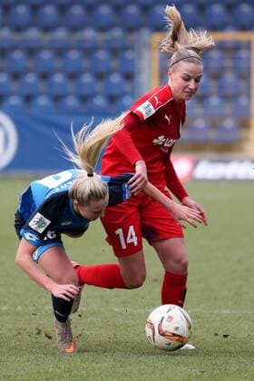v.li.: Judith Steinert (TSG, 19), Jackie Groenen (Frankfurt, 14), Zweikampf, Duell, duel, tackle, tackling, Dynamik, Action, Aktion, Fussball, Allianz Frauen-Bundesliga, TSG 1899 Hoffenheim - 1. FFC Frankfurt, xozx