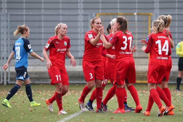 Spielerinnen des 1. FFC Frankfurt jubeln mit Torschützin Laura Störzel (Laura Stoerzel, Frankfurt, 3), jubeln über das Tor zum 0:1, Jubel, Torjubel, Torerfolg, celebrate the goal, goal, celebration, Jubel ueber das Tor, optimistisch, Action, Aktion, Fussball, Allianz Frauen-Bundesliga, TSG 1899 Hoffenheim - 1. FFC Frankfurt, xozx