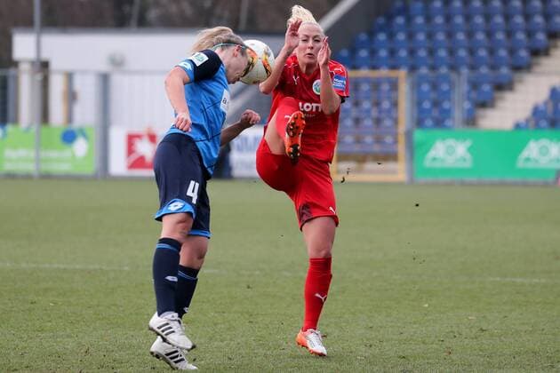 v.li.: Kristin Demann (TSG, 4), Mandy Islacker (Frankfurt, 11), Zweikampf, Duell, duel, tackle, tackling, Dynamik, Action, Aktion, Fussball, Allianz Frauen-Bundesliga, TSG 1899 Hoffenheim - 1. FFC Frankfurt, xozx