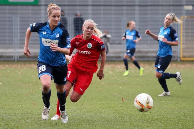 v.li.: Sophie Howard (TSG, 26), Mandy Islacker (Frankfurt, 11), Fussball, Allianz Frauen-Bundesliga, TSG 1899 Hoffenheim - 1. FFC Frankfurt, xozx