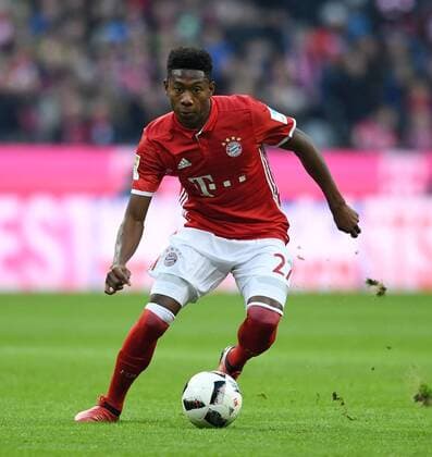 Fussball 1. Bundesliga Saison 2016 2017 14. Spieltag FC Bayern Muenchen - VfL Wolfsburg 10.12.2016 David Alaba (FC Bayern Muenchen) am Ball 