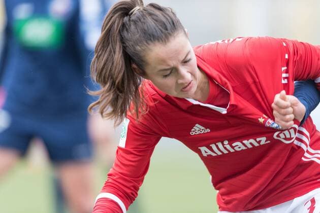 Im Bild Sara DÄBRITZ (Daebritz Dabritz, FC Bayern München, 33) wird am Trikot gezogen, Fußball, Allianz Frauen Bundesliga, FC Bayern München - Turbine Potsdam, xmfx