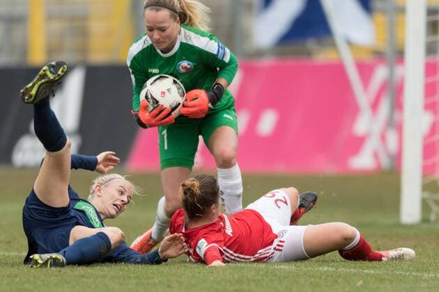 Im Bild Johanna ELSIG (Turbine Potsdam, 4), Nicole ROLSER (FC Bayern München, 29) im Zweikampf Lisa SCHMITZ (Turbine Potsdam, 1) kann den Ball sichern, Fußball, Allianz Frauen Bundesliga, FC Bayern München - Turbine Potsdam, xmfx