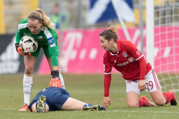 Im Bild Lisa SCHMITZ (Turbine Potsdam, 1) lobt Johanna ELSIG (Turbine Potsdam, 4) für den Einsatz gegen Nicole ROLSER (FC Bayern München, 29), Fußball, Allianz Frauen Bundesliga, FC Bayern München - Turbine Potsdam, xmfx