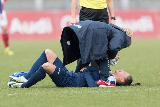 Im Bild Felicitas RAUCH (Turbine Potsdam, 19) blieb an der linken Schulter angeschlagen liegen, Fußball, Allianz Frauen Bundesliga, FC Bayern München - Turbine Potsdam, xmfx