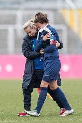 Im Bild Felicitas RAUCH (Turbine Potsdam, 19) wurde mit Schmerzen an der linken Schulter vom Platz geführt, Fußball, Allianz Frauen Bundesliga, FC Bayern München - Turbine Potsdam, xmfx