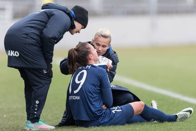 Im Bild Felicitas RAUCH (Turbine Potsdam, 19) wird an der Seitenlinie behandelt, Fußball, Allianz Frauen Bundesliga, FC Bayern München - Turbine Potsdam, xmfx