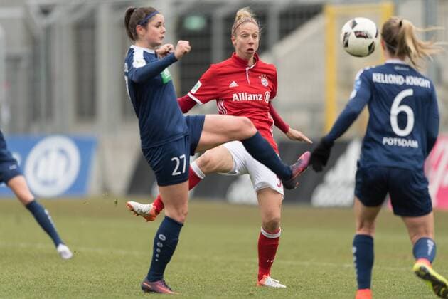 Im Bild Sarah ZADRAZIL (Turbine Potsdam, 27), Caroline ABBÉ (Abbe, FC Bayern München, 5), Elise KELLOND-KNIGHT (Turbine Potsdam, 6), Fußball, Allianz Frauen Bundesliga, FC Bayern München - Turbine Potsdam, xmfx