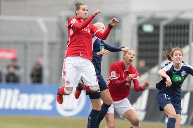 Im Bild Simone LAUDEHR (FC Bayern München, 21) steigt zu einem Kopfball auf, Fußball, Allianz Frauen Bundesliga, FC Bayern München - Turbine Potsdam, xmfx