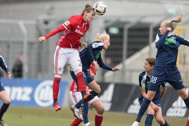 Im Bild Simone LAUDEHR (FC Bayern München, 21) Kopfball in der Schlußphase, Fußball, Allianz Frauen Bundesliga, FC Bayern München - Turbine Potsdam, xmfx